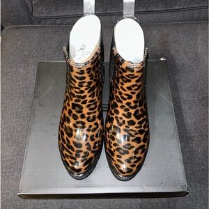 London Fog KOA Booties Women’s Size 7 Rubber Leopard Print Chelsea Boots FM